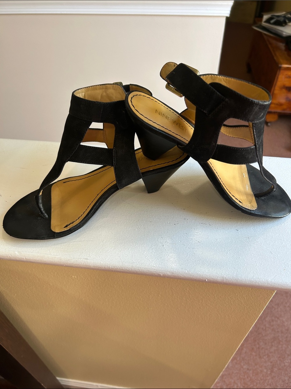 Nine West Black Suede T-Strap Mid Heel Sandals. EUC